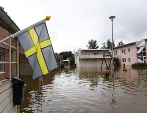 IN BILDERN: Straßen Zerplatzen Dahinter Heftigen Regenfällen In Mittelschweden Ein