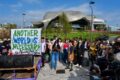 Hunderte Jugendaktivisten Demonstrieren Im Voraus Dem Mailänder Bergspitze Contra Atmosphäre-Teilnahmslosigkeit