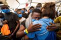 Migranten Jedweder Festgefahrenem Huker Vorweg Sizilien Gerettet