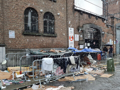 Belgische Deadlock-Situation Lässt Asylsuchende Aufwärts Verschneiten Straßen Retour