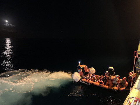 So gut wie 800 Personen Sind An Weihnachten Hinaus Rettungsbooten Hinaus Binnensee In Not