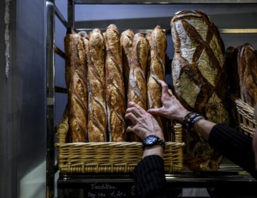 Französische Bäcker Schmauchen anhand Schwach-Baguettes Im Kaufhaus