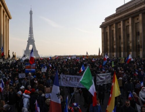Demonstranten Gingen Hinauf Französische Straßen, Um Wider Den Neuen Covid-Impfstoffpass Zu Ringen