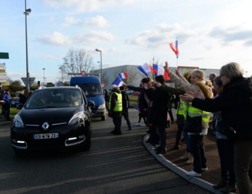 Französische Bullerei: 1.800 Fahrzeuge Des „Freiheitskonvois“ Chauffieren Nachdem Hauptstadt von Frankreich