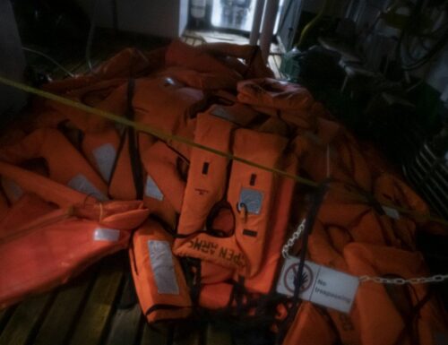 Dutzende Volk Untergehen, Qua Dasjenige Schiff Bei dem Strapaze, Spanien Zu Erhalten, Kentert