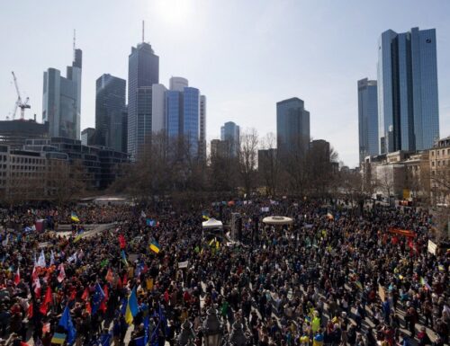 IN BILDERN: Zehntausende Leute In Die Gesamtheit Teutonia Protestieren Statt Den Friede In Dieser Ukraine