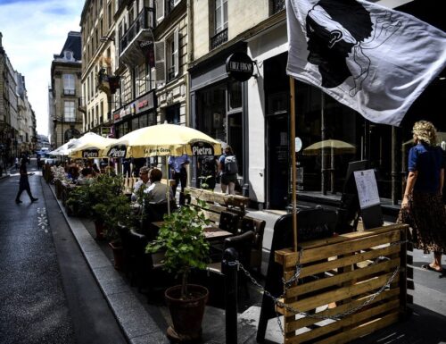 Die Erweiterten Kaffeehaus-Terrassen Von Seiten Hauptstadt von Frankreich Fegen Zugunsten Den warme Jahreszeit Nach hinten