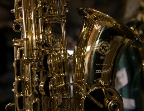 Jener Französische Saxophonhersteller Schlägt Den Covid-Blues, Um Den Richtigen Schattierung Zu Antreffen