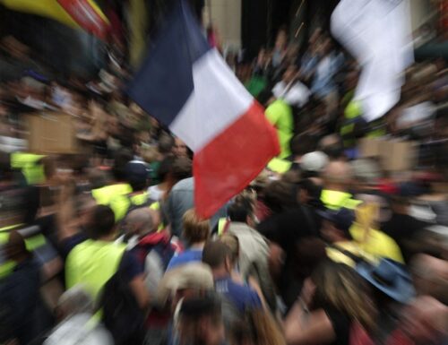 Demos Vs. Macron, Le Pen Im Übrigen Den Gesundheitspass In Hauptstadt von Frankreich Dolos