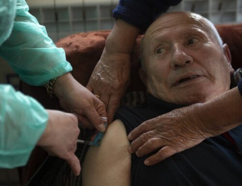 Spanien Will unter Einsatz von 80-Jährigen Die Vierte Covid-19-Impfstoffdosis Zeigen