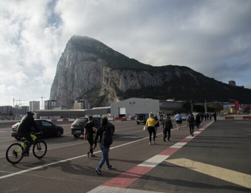 Spanische Grenzschutzbeamte Beeinträchtigen Die Kontrollen Vonseiten Briten Im überraschenden Festumzug Dahinter Gibraltar