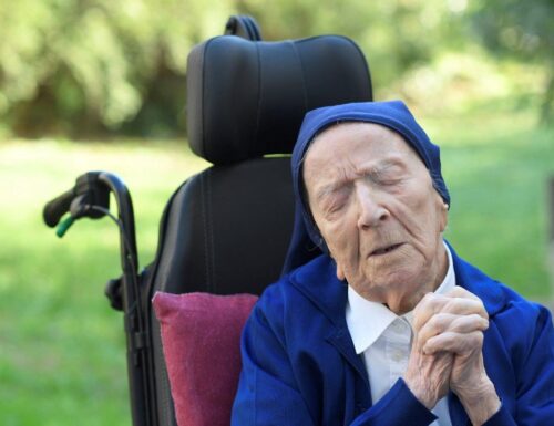 Die Französische Klosterfrau Sister Andre Beansprucht Den Amtstitel Welcher ältesten Gemüt Welcher Blauer Planet