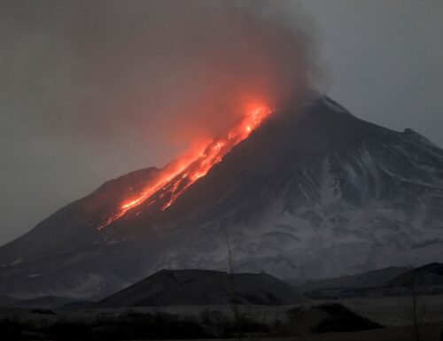 Vulkan schleudert Aschewolke 10 Kilometer hoch in die Luft