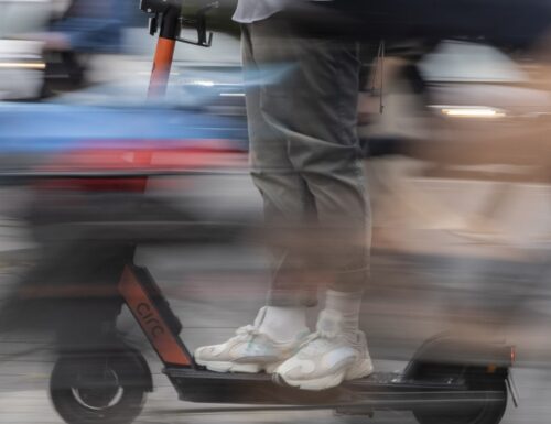 Junger E-Scooter-Fahrer bei Unfall schwer verletzt