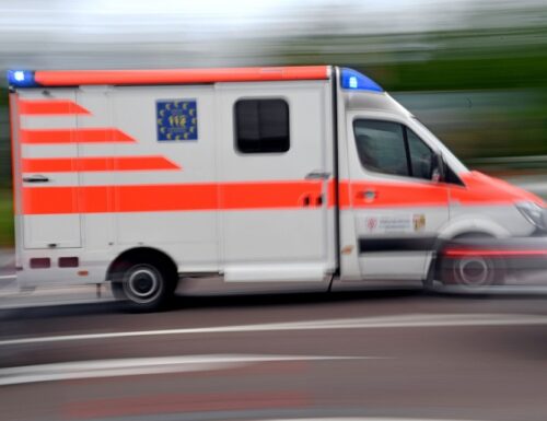 Motorradfahrer bei Verkehrsunfall in Schöneberg verwundet: Fahrzeug fährt über Arm