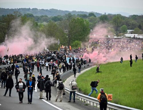 Umweltdemonstranten in Frankreich errichten eine Wandfläche in der Mitte einer Autobahn