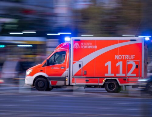 Rettung rammt Auto bei Unfall in Schöneberg: 5 Verletzte