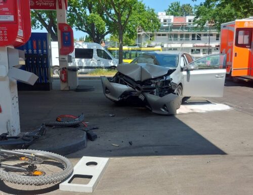 Auto rammt Radfahrer und kollidiert mit Tankstelle