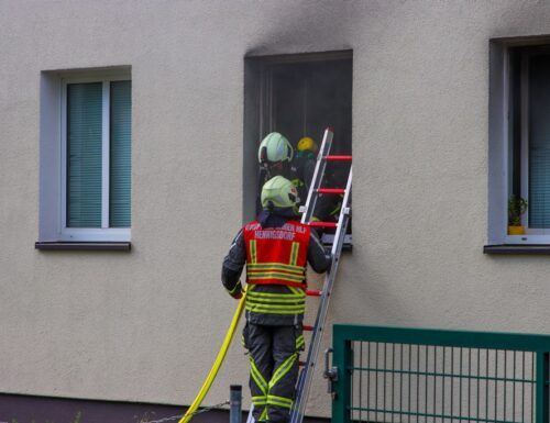 Brand im Internat – Feuerwehrleute teilweise beschädigt