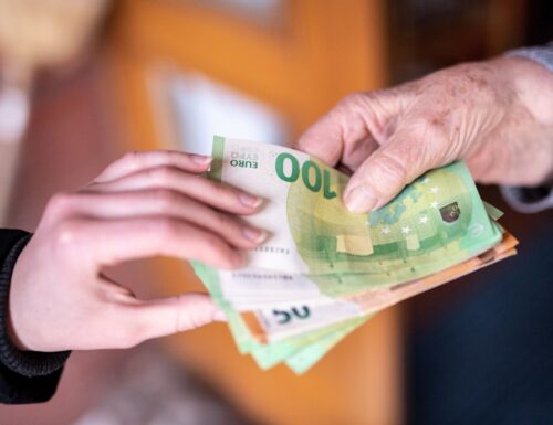 84-Jähriger übergibt viel Bargeld an den falschen Polizisten