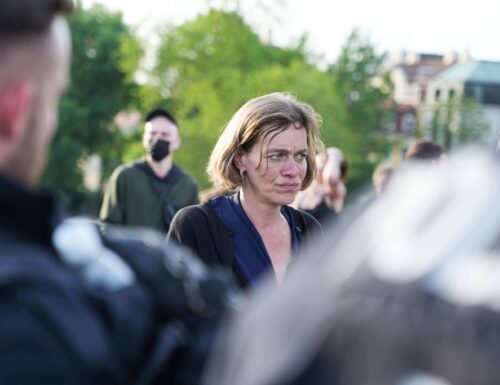 Polizisten halten die linke Abgeordnete Juliane Nagel bei Demonstration fest