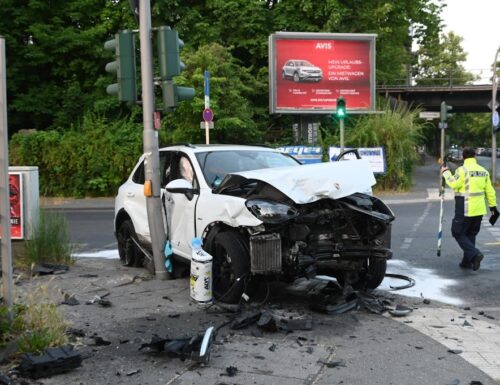 Schwerer Unfall mit SUV in Reinickendorf: Eine Person schwer verletzt