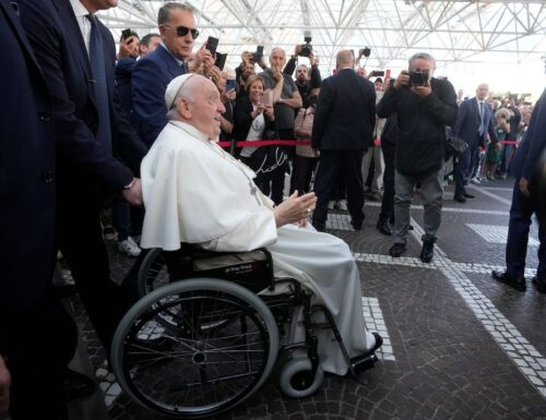Papst Franziskus verlässt das Krankenhaus nach einer Bauchoperation