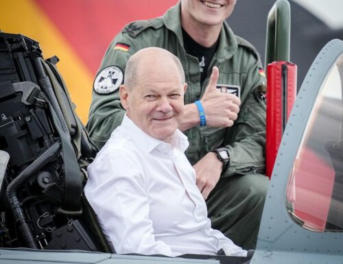 Olaf Scholz steigt in den Eurofighter-Kampfjet
