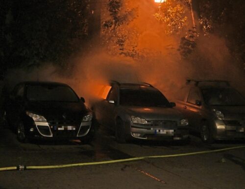 Feuerteufel stellt Auto auf von der Polizei bewachten Parkplatz ab