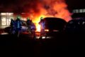 Neukölln: Autos auf Werkstattparkplatz verbrennen