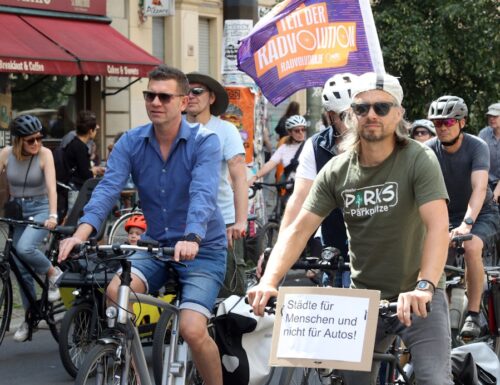 Tausende bei einer Fahrraddemonstration gegen die Berliner Verkehrspolitik